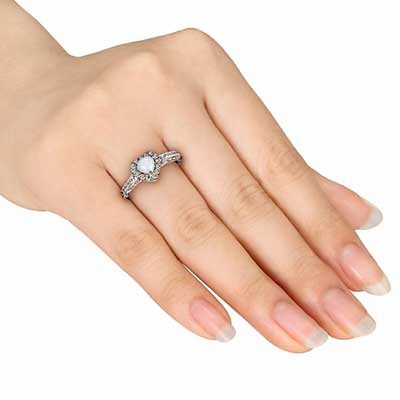 5.0mm hart-Gevormd Opaal en 1/8 CT. T.W. Diamond Frame Ring in Sterling Silver