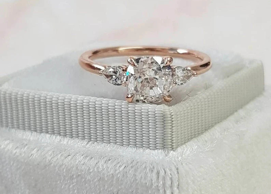 Besnoeiing Diamond Ring van het klauw de plaatsende Kussen met 8×8mm 3 Steenoem