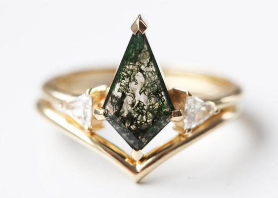 Driehoek Natuurlijk Moss Agate Engagement Ring, Gouden Ring With Diamonds OEM van 9k ODM