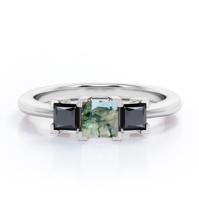 Minimalistische Vierkante v-Riek - 0,45 TCW-Prinses Cut Moss Green Agate met Laboratorium Gecreeerde Zwarte Diamant - drie-Stenen Engageme