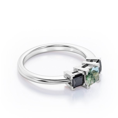 Minimalistische Vierkante v-Riek - 0,45 TCW-Prinses Cut Moss Green Agate met Laboratorium Gecreeerde Zwarte Diamant - drie-Stenen Engageme