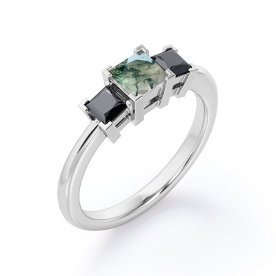 Minimalistische Vierkante v-Riek - 0,45 TCW-Prinses Cut Moss Green Agate met Laboratorium Gecreeerde Zwarte Diamant - drie-Stenen Engageme