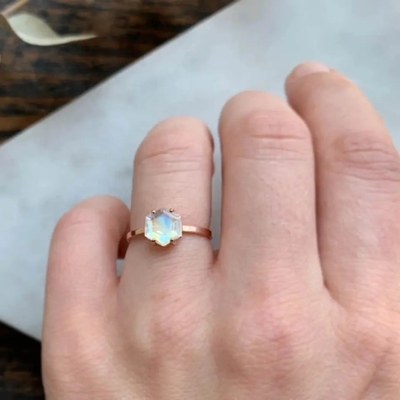 Van de de Juwelen Sierlijke Natuurlijke Regenboog van Rose Gold Hexagon Shaped Wedding de Echte Moonstone Ring van Moonstone