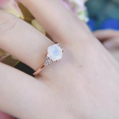 Van de de Juwelen Sierlijke Natuurlijke Regenboog van Rose Gold Hexagon Shaped Wedding de Echte Moonstone Ring van Moonstone