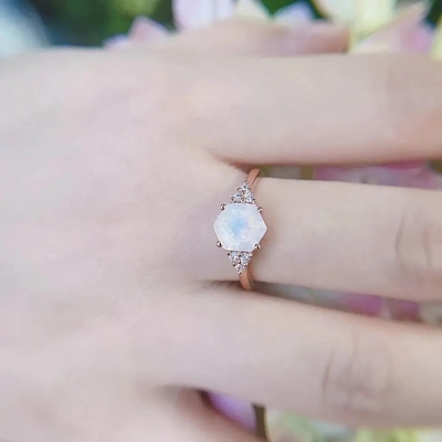 Van de de Juwelen Sierlijke Natuurlijke Regenboog van Rose Gold Hexagon Shaped Wedding de Echte Moonstone Ring van Moonstone