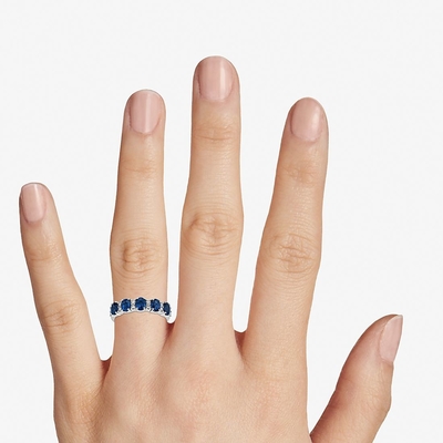 Blauw Ovaal Laboratorium Gecreeerd Saffier en Diamond Five-Stone Ring With Silver