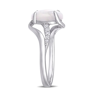 Ovaal Opaal en 1/15 CT. T.W. Diamond Bypass Split Shank Ring in Sterling Silver