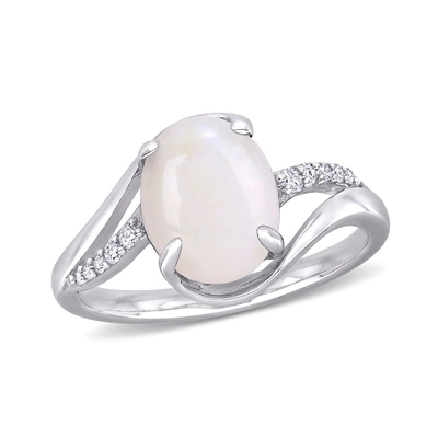 Ovaal Opaal en 1/15 CT. T.W. Diamond Bypass Split Shank Ring in Sterling Silver