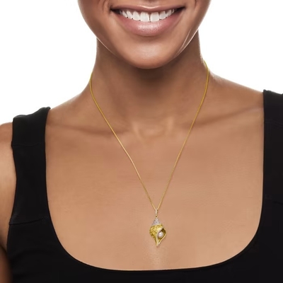 6mm Gekweekte parel Wit Topaz Seashell Pendant Necklace in 18kt-Goud over Sterling
