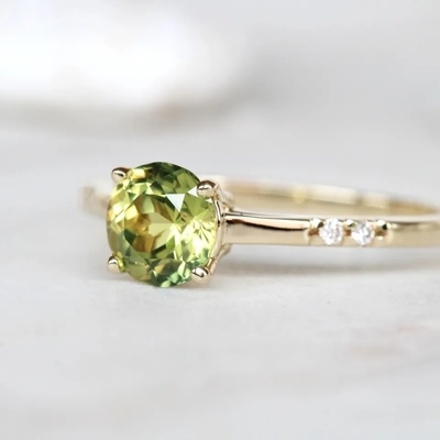 Laboratorium van de Besnoeiingstrouwringen van halojuwelen leidde het Ronde tot Groen Emerald Engagement Ring