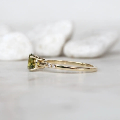 De gevoelige Sierlijke Accenten van CZ van Vrouwenjuwelen om Groene de Beloftering van de Saffiers925 Goud Geplateerde Overeenkomst