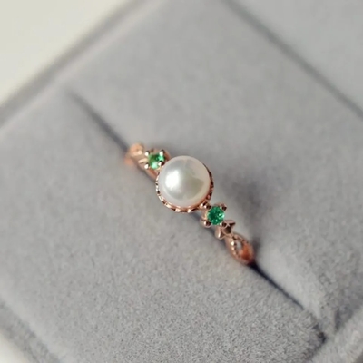 De geplateerde Natuurlijke Zoetwaterronde sneed Parel Groen Emerald Vintage Engagement Ring In Sterling Silver