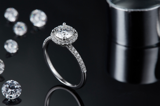 De 925 Sterling Silver Jewelry Diamond Moissanite-Verlovingsringenronde gaf Sierlijke Bandring gestalte
