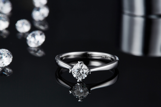9K met Zilveren de Juwelen Minimalistische Dame Ring van Mozaïekmoissanite