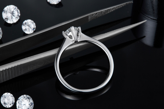 9K met Zilveren de Juwelen Minimalistische Dame Ring van Mozaïekmoissanite