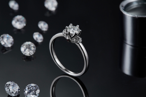 Unieke de Vrouwenjuwelen van Ring Custom Moissanite Ring Engagement van de Bloemstijl Witgoud Geplateerde