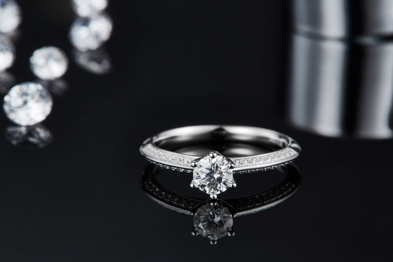 De witte Ring van de Overeenkomstenvrouwen van Moissanite en Sapphire Platineve Diamonds Jewelry-