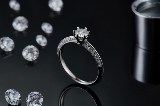 De witte Ring van de Overeenkomstenvrouwen van Moissanite en Sapphire Platineve Diamonds Jewelry-