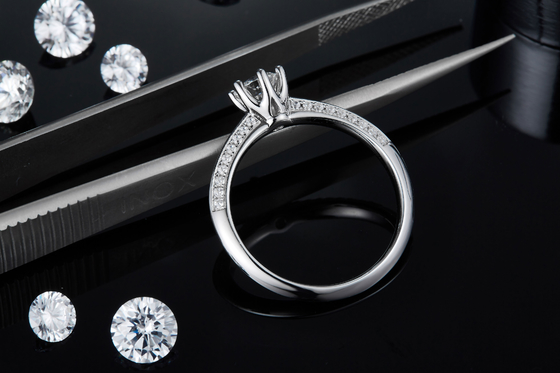 De witte Ring van de Overeenkomstenvrouwen van Moissanite en Sapphire Platineve Diamonds Jewelry-