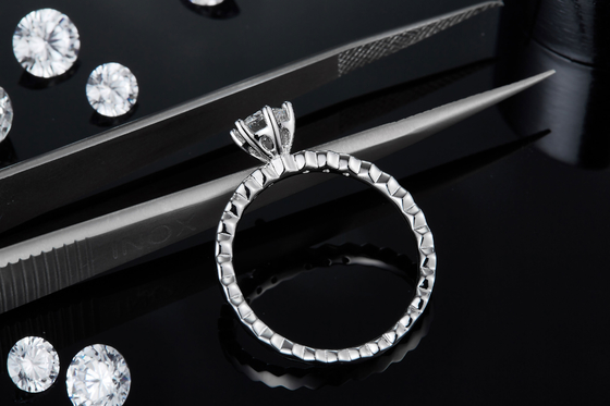 Het Ontwerp de Witte Overeenkomst van Moissanite van 1.16CTW Wavilion en Sapphire Platineve Diamonds Jewelry-voor Vrouwenring