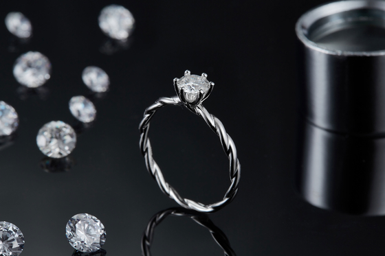 De Moissaniteovereenkomst voor de Trouwringwitgoud van Vrouwenring set diamonds and sapphire bedekt