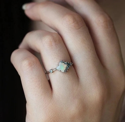 Vierkante Rhodium van CZ plateerde Natuurlijk Opal Ring 925 Sterling Silver Graceful Jewelry