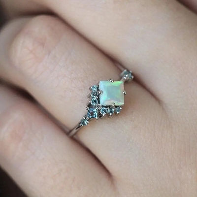 Vierkante Rhodium van CZ plateerde Natuurlijk Opal Ring 925 Sterling Silver Graceful Jewelry