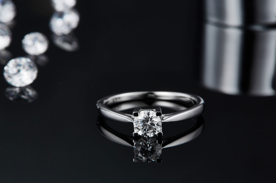 Unieke S925 Oost-west Plaatsend Emerald Cut Moissanite Wedding Engagement Ring Modern