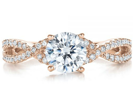 Klauw die 18K Rose Gold Ring 0.8ct met GH VS1 GIA Diamond plaatsen