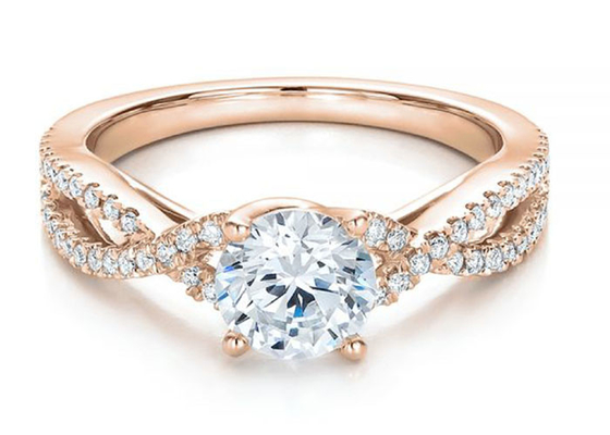 Klauw die 18K Rose Gold Ring 0.8ct met GH VS1 GIA Diamond plaatsen