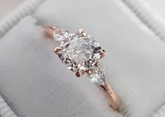 Besnoeiing Diamond Ring van het klauw de plaatsende Kussen met 8×8mm 3 Steenoem