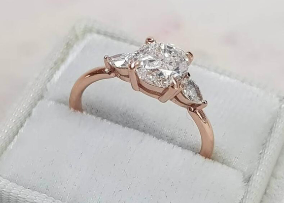 Besnoeiing Diamond Ring van het klauw de plaatsende Kussen met 8×8mm 3 Steenoem