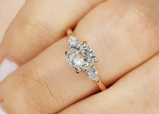 Besnoeiing Diamond Ring van het klauw de plaatsende Kussen met 8×8mm 3 Steenoem