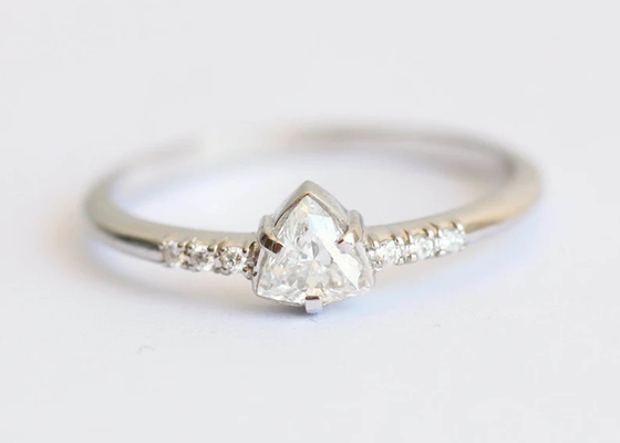 Manier Echt Diamond Jewellery Ring met 4×4mm ODM van de Driehoekssteen