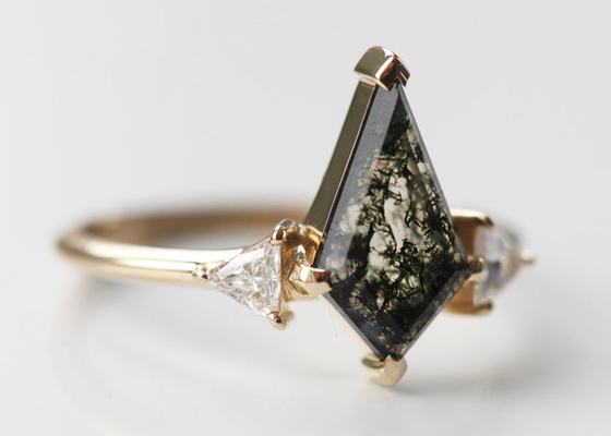 Driehoek Natuurlijk Moss Agate Engagement Ring, Gouden Ring With Diamonds OEM van 9k ODM
