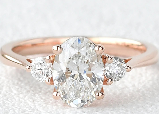 10K gouden Laboratorium Gekweekt Gewicht 7×9mm van Moissanite Ring White Oval Cut 2.1ct vorm