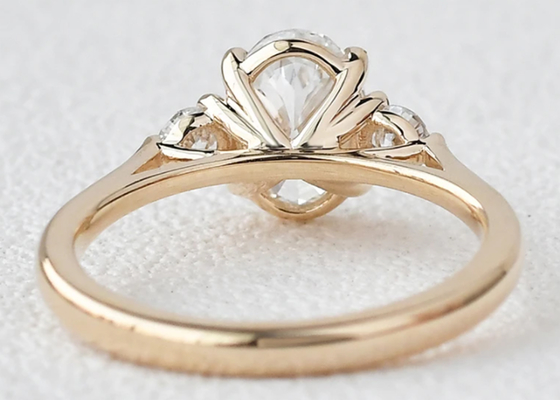 10K gouden Laboratorium Gekweekt Gewicht 7×9mm van Moissanite Ring White Oval Cut 2.1ct vorm