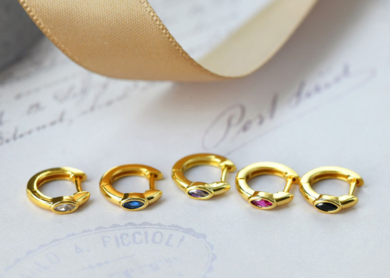 De Gouden Oorringen Marquise Cut Inner 8.5mm van de Huggiehoepel 9K Oouter 11.5mm Afmeting
