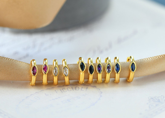 De Gouden Oorringen Marquise Cut Inner 8.5mm van de Huggiehoepel 9K Oouter 11.5mm Afmeting