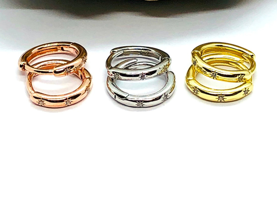 8.4mm Poolster van Hoepel9k de Gouden die Oorringen met Moissanite-Diamant wordt gegraveerd