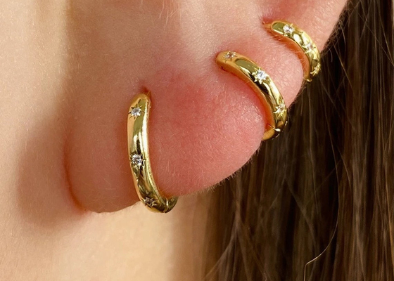 8.4mm Poolster van Hoepel9k de Gouden die Oorringen met Moissanite-Diamant wordt gegraveerd