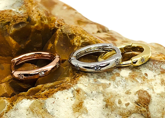 8.4mm Poolster van Hoepel9k de Gouden die Oorringen met Moissanite-Diamant wordt gegraveerd
