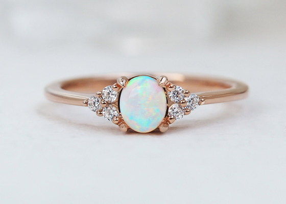 De Gouden Ring van de Cobochonbesnoeiing 9K, 0.5ct Natuurlijk Opal Ring 5×7MM Grootte
