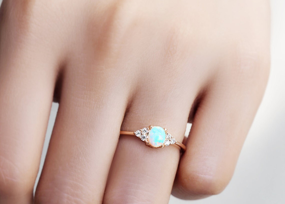 De Gouden Ring van de Cobochonbesnoeiing 9K, 0.5ct Natuurlijk Opal Ring 5×7MM Grootte