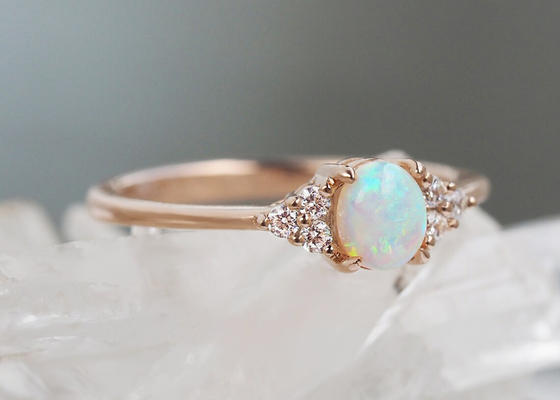 De Gouden Ring van de Cobochonbesnoeiing 9K, 0.5ct Natuurlijk Opal Ring 5×7MM Grootte