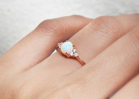 De Gouden Ring van de Cobochonbesnoeiing 9K, 0.5ct Natuurlijk Opal Ring 5×7MM Grootte