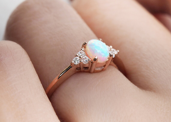 De Gouden Ring van de Cobochonbesnoeiing 9K, 0.5ct Natuurlijk Opal Ring 5×7MM Grootte