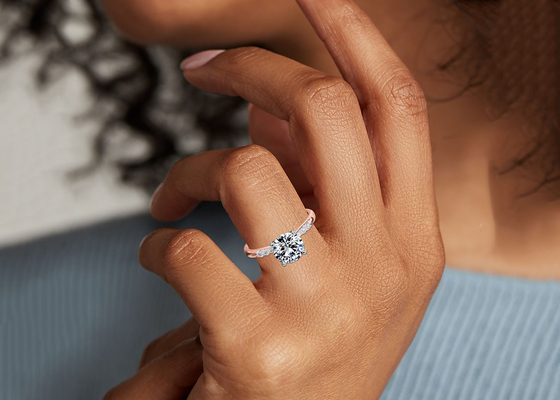 Klauw die 9K Zilveren Ring With 3.6ct plaatst de Ronde Diamant van het Besnoeiingslaboratorium