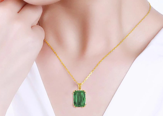 De uitstekende Gouden Halsbanden 2.67ct 8×10mm van 14K met Natuurlijk Emerald Pendant
